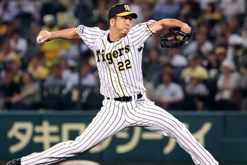 西武との交流戦で８回にマウンドに上がった藤川球児（２０１９年６月）