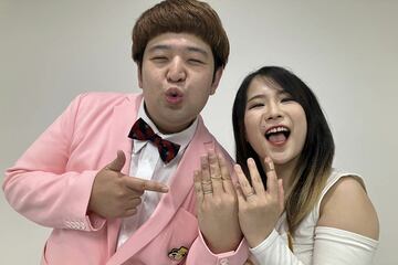 指輪を見せるしみちゃむ（左）とぽっぽ