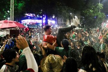 韓国戦の勝利を喜ぶメキシコのファン（ロイター）