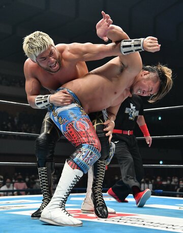  ＳＡＮＡＤＡ(左)のコブラツイストに苦しむ棚橋（東スポWeb）