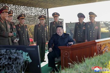 笑う金正恩氏（ロイター）