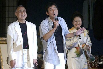 熱唱するさんまを笑顔を見る玉緒さん（２００３年）