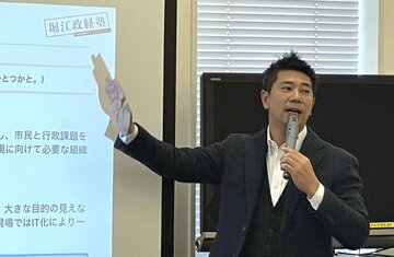  講演する「堀江政経塾」の斉藤健一郎塾長