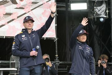 フェルスタッペンと手を振る角田