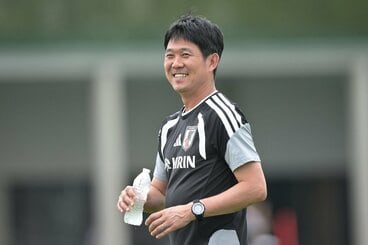 練習を見守る森保監督