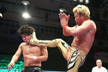 安齊勇馬(左)にキックを浴びせる宮原健斗