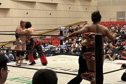 モハメド・ヨネに止められる藤田（左）と稲村