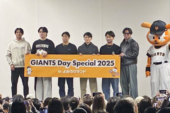 トークショーに出席した巨人の(左から)平内龍太、京本眞、佐々木俊輔、又木鉄平、浦田俊輔、宮原駿介