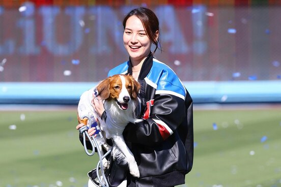 大谷真美子夫人とデコピン
