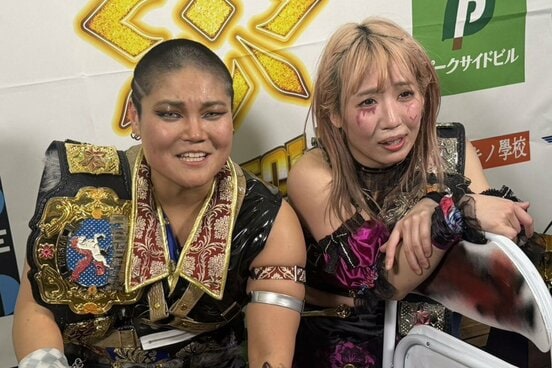 ツインスター最多防衛記録を更新し、してやったりの表情のCHIAKI(左)と松井珠紗