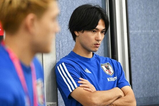 敗退から一夜明け、考え込む表情のＭＦ南野(右)