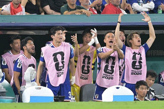 ベンチで声を出す長友佑都(右から2人目)