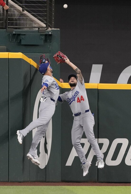 パヘス（右）はシーガーの打球をジャンピングキャッチ（ロイター）