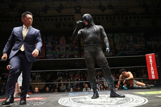 退団を表明したシュン・スカイウォーカー（中）と困惑する斎藤GM（左）　