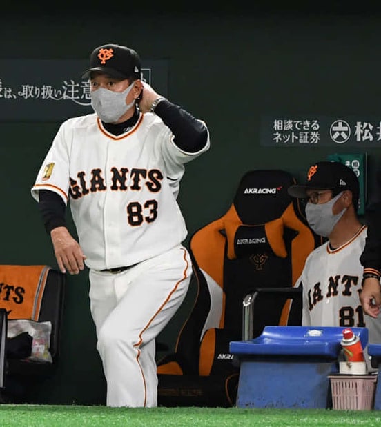  投手交代を告げる巨人・原監督（右は宮本投手チーフコーチ）