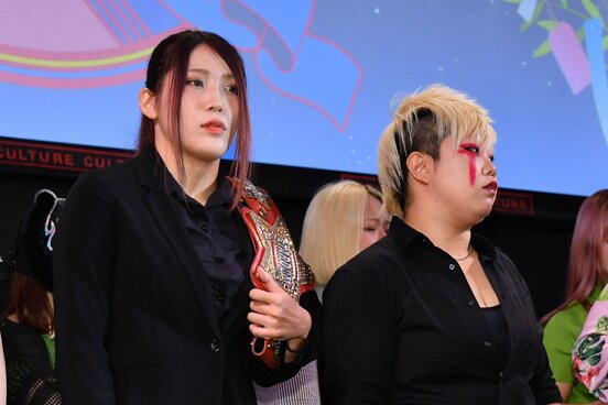  調印式での林下詩美（左）と刀羅ナツコ