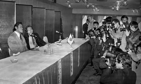 アミン大統領との対戦を発表する猪木と康氏（１９７９年１月、新宿の京王プラザホテル）.
