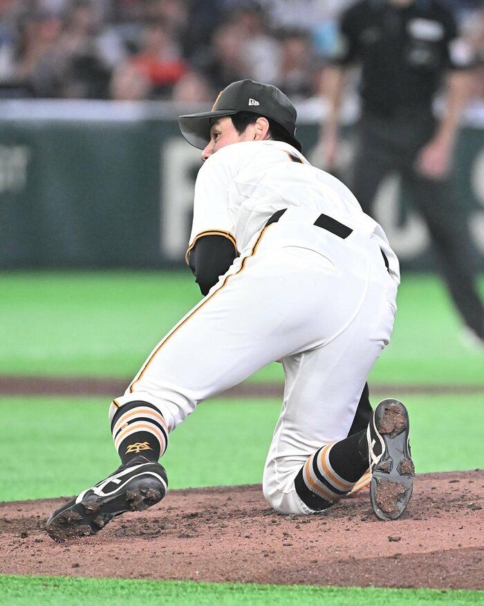 狙い通り?4回、投球時に滑って転んだ巨人・竹丸和幸