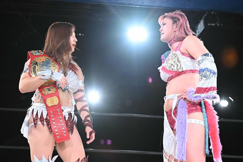 にらみ合う青野未来（左）と後藤智香