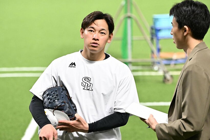 松岡記者の取材を受けるソフトバンク・鈴木豪太