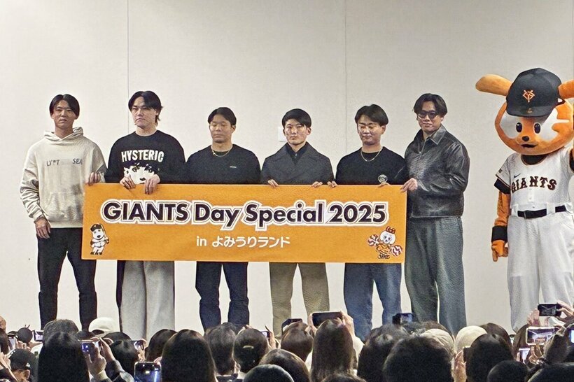トークショーに出席した巨人の(左から)平内龍太、京本眞、佐々木俊輔、又木鉄平、浦田俊輔、宮原駿介