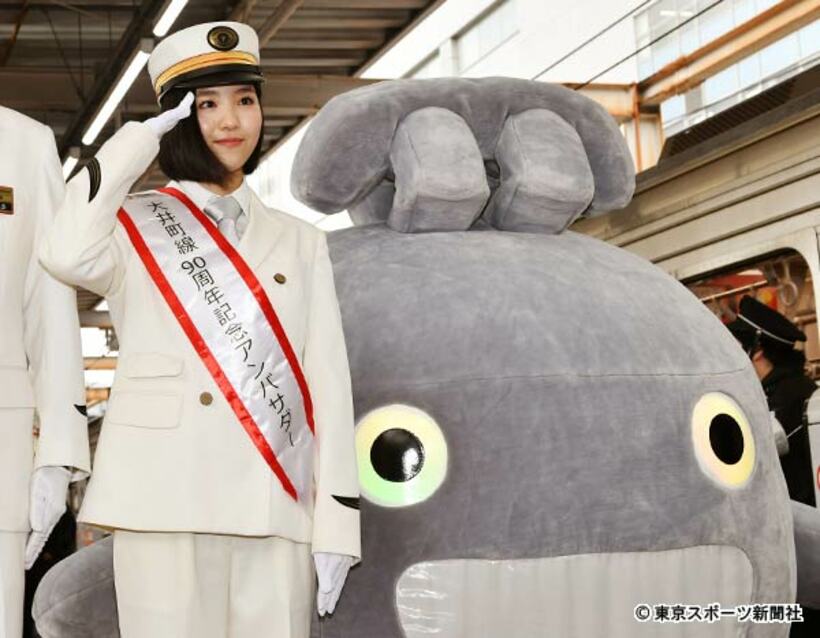  一日駅長を務めた一岡伶奈