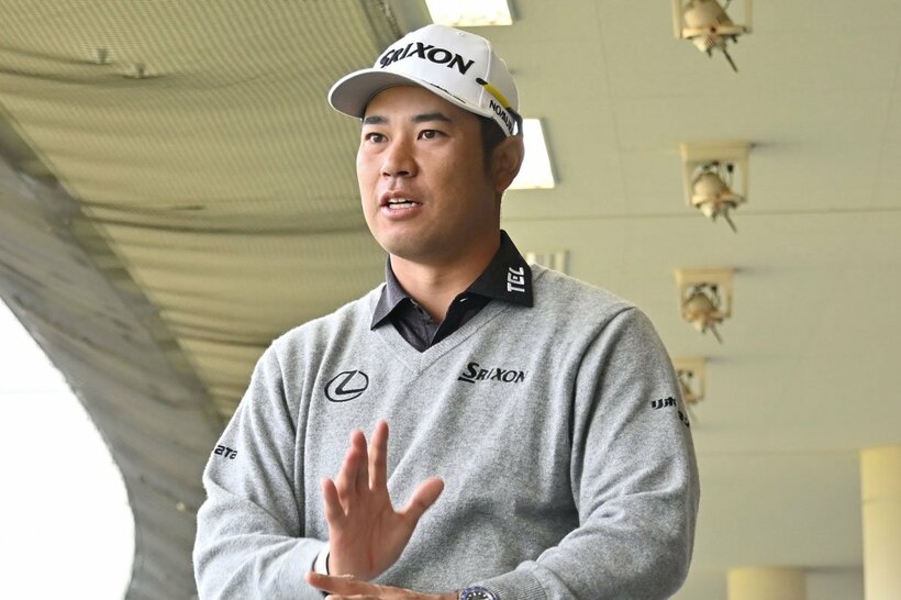 ジュニアゴルファーにアドバイスを送る松山英樹
