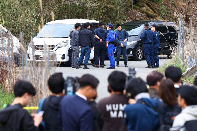 集まる捜査員と報道陣