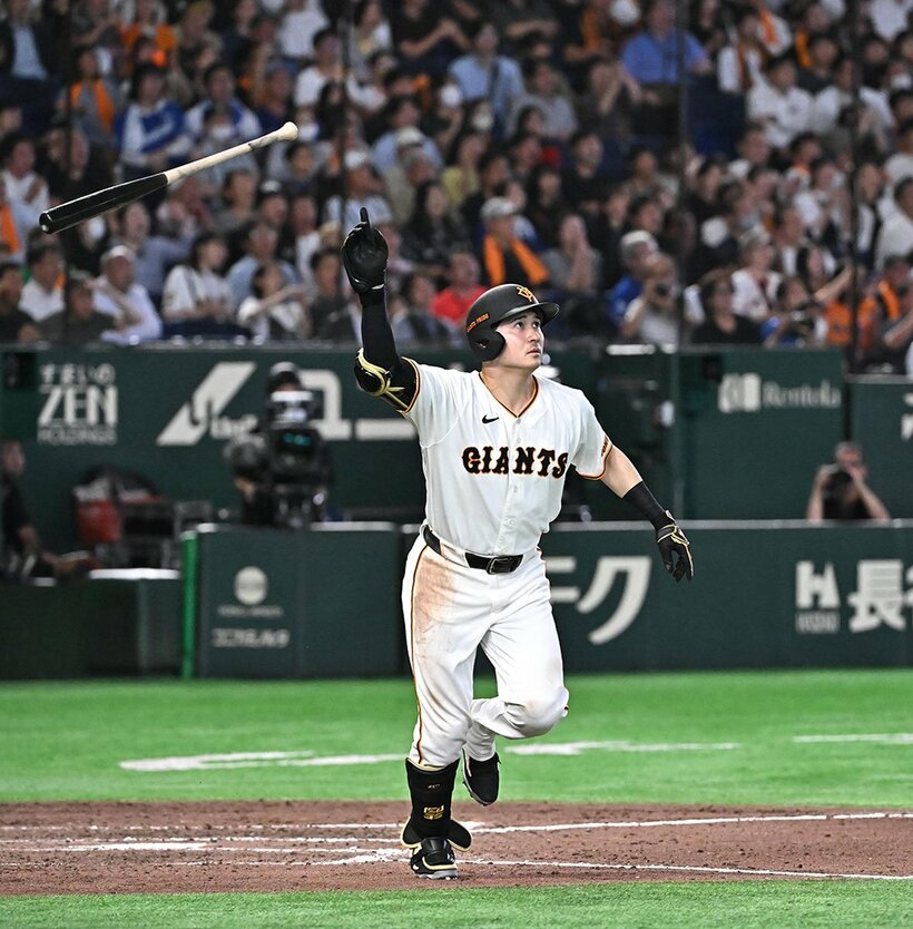 ９回一死から自身初となるサヨナラ弾を放った巨人・泉口友汰