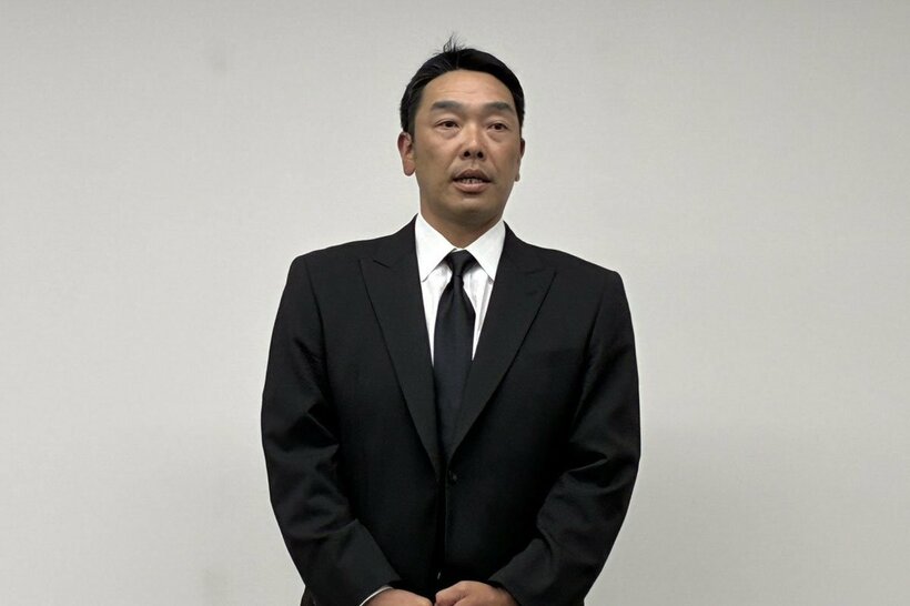 会見で辞任を表明する阿部慎之助前監督