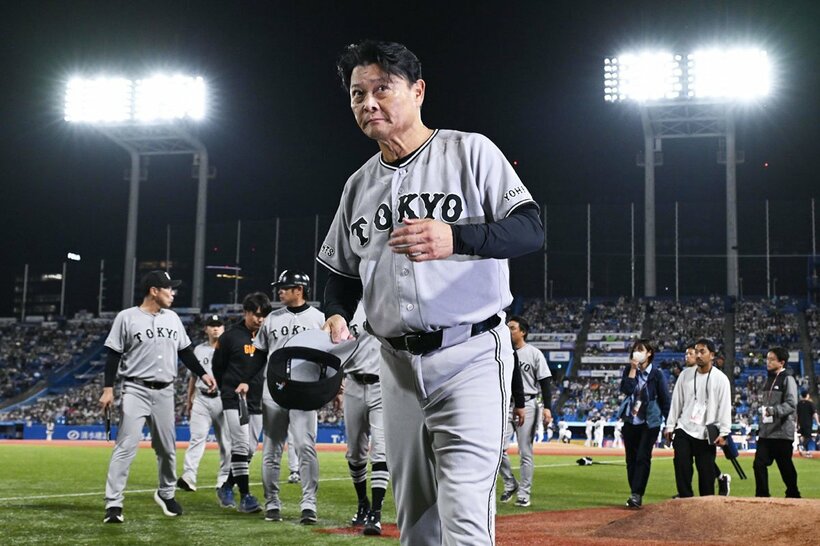 試合後、神宮の巨人ファンにあいさつを行った橋上監督代行