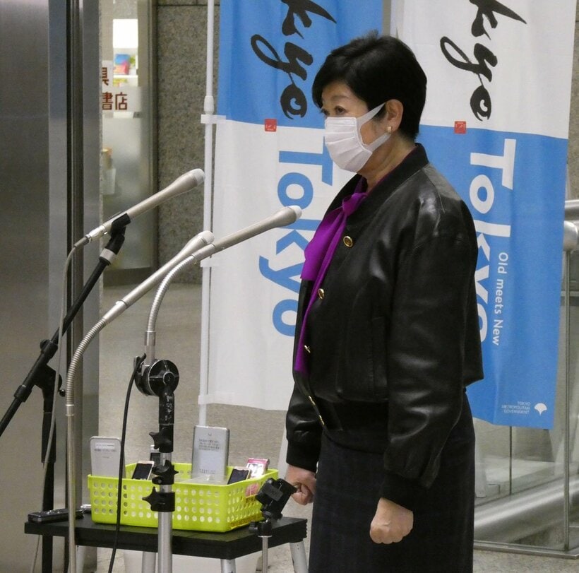  退庁前に報道陣と話す小池知事(東スポWeb)