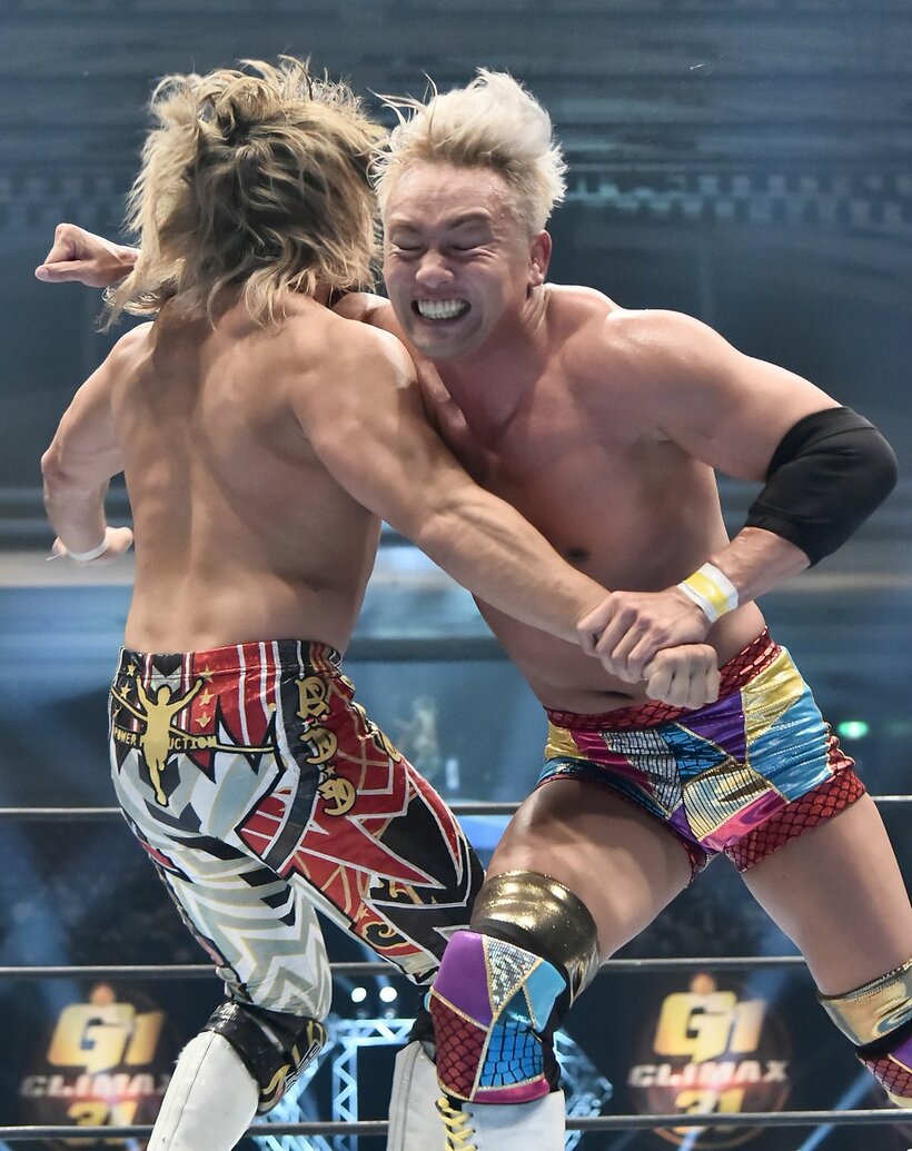  棚橋(左)に渾身のレインメーカーを打ち込むオカダ