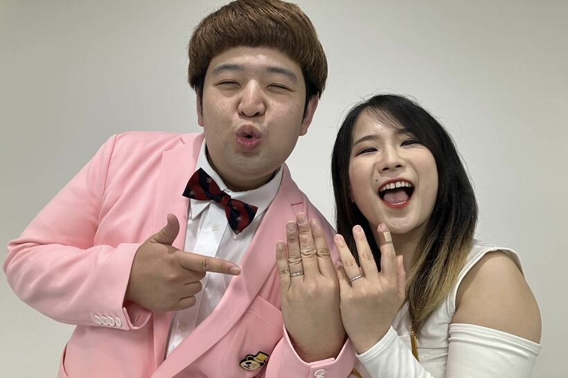 指輪を見せるしみちゃむ（左）とぽっぽ