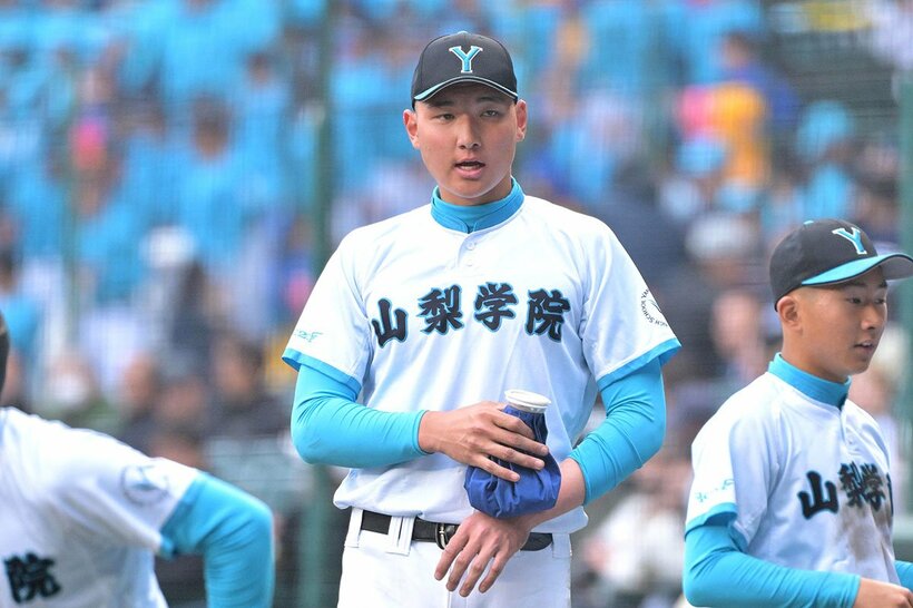６回、手首をアイシングで冷やす山梨学院・菰田陽生