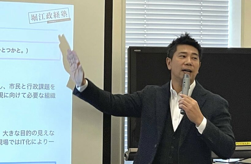  講演する「堀江政経塾」の斉藤健一郎塾長