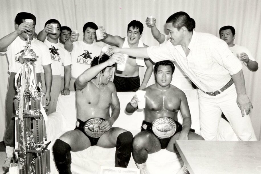 IWGPタッグ戴冠時も喜びは控えめだった木戸修さん(前列中)。左はパートナーの前田日明、右は藤原喜明（１９８６年８月）