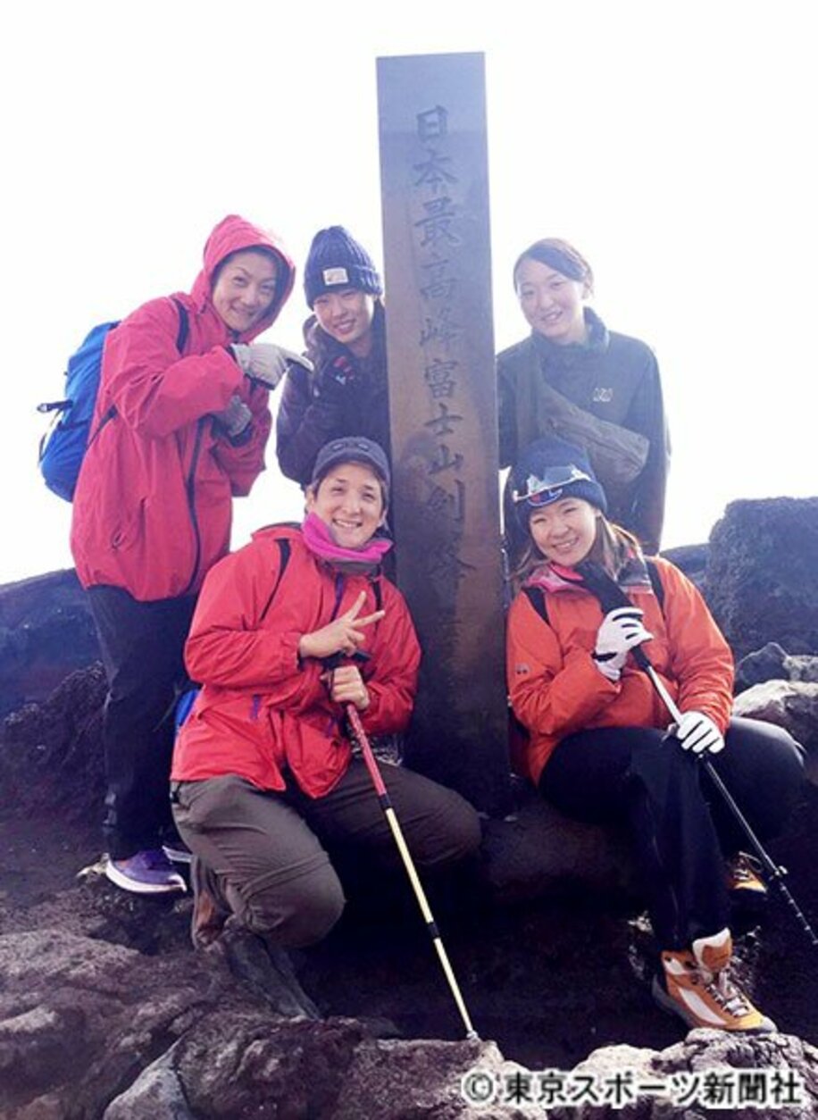  引退した金田洋世さん（左上）と浜田瞳さん（右上）、現役の高橋梨香さん（左下）、青木美優チャン（右下）と私の同期５人で富士山に登りました！