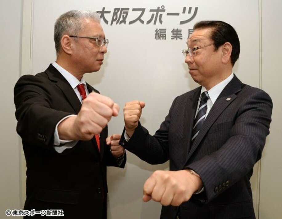  大スポ・吉武支社長（左）とにらみ合う揚塩球団社長