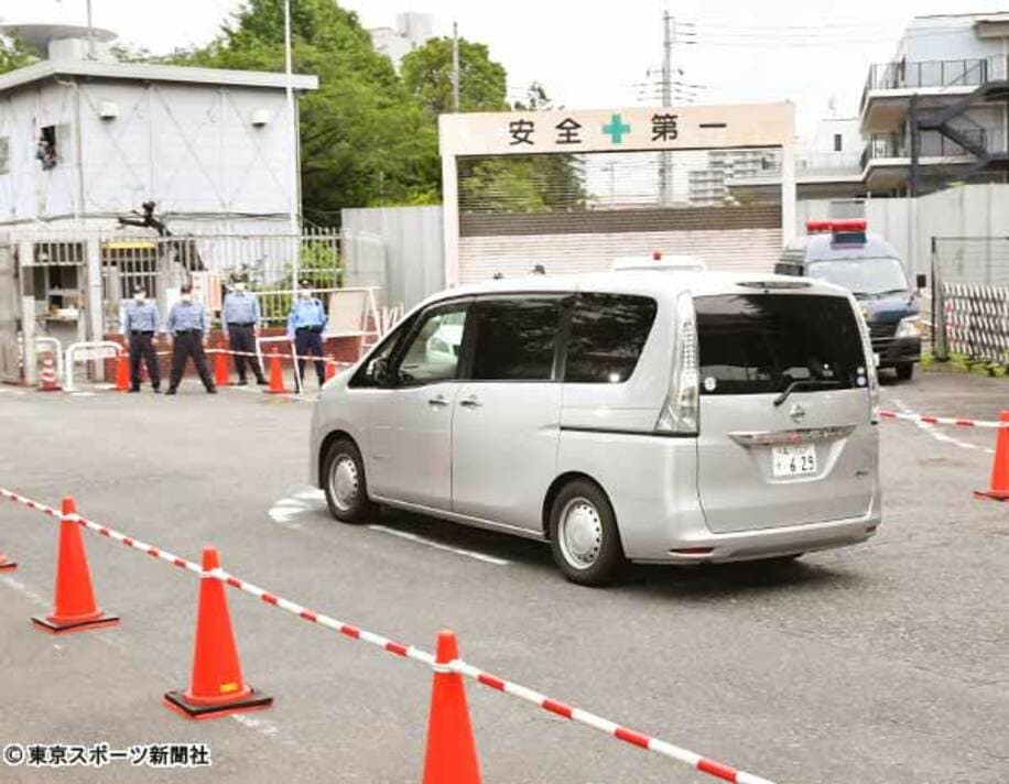  東京拘置所に向かう河井案里容疑者を乗せた車両