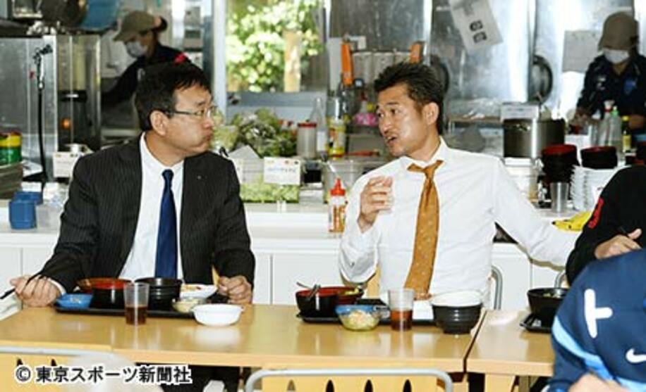 カズ（右）は村井チェアマンと昼食をともにしながら意見交換