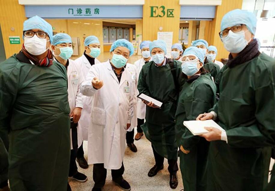  中国・武漢市内の病院を視察するＷＨＯと中国の専門家チームのメンバーら（ロイター）