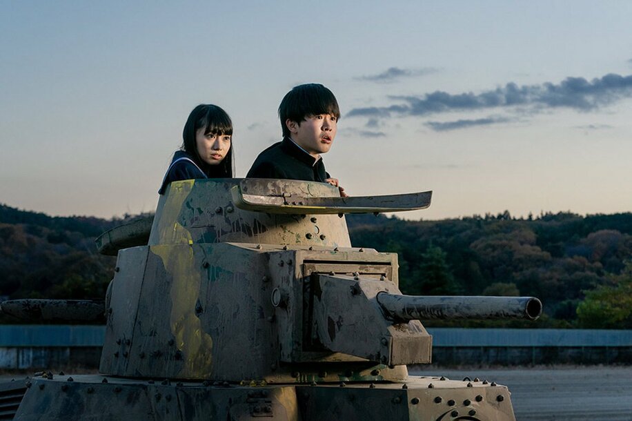  「少年と戦車」の主演の鈴木福さんと黒崎レイナさん（左）（竹中貞人監督、（Ｃ）２０２２　ＶＩＰＯ）