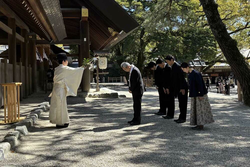 お祓いを受ける吉田智誉樹代表取締役(中)ら