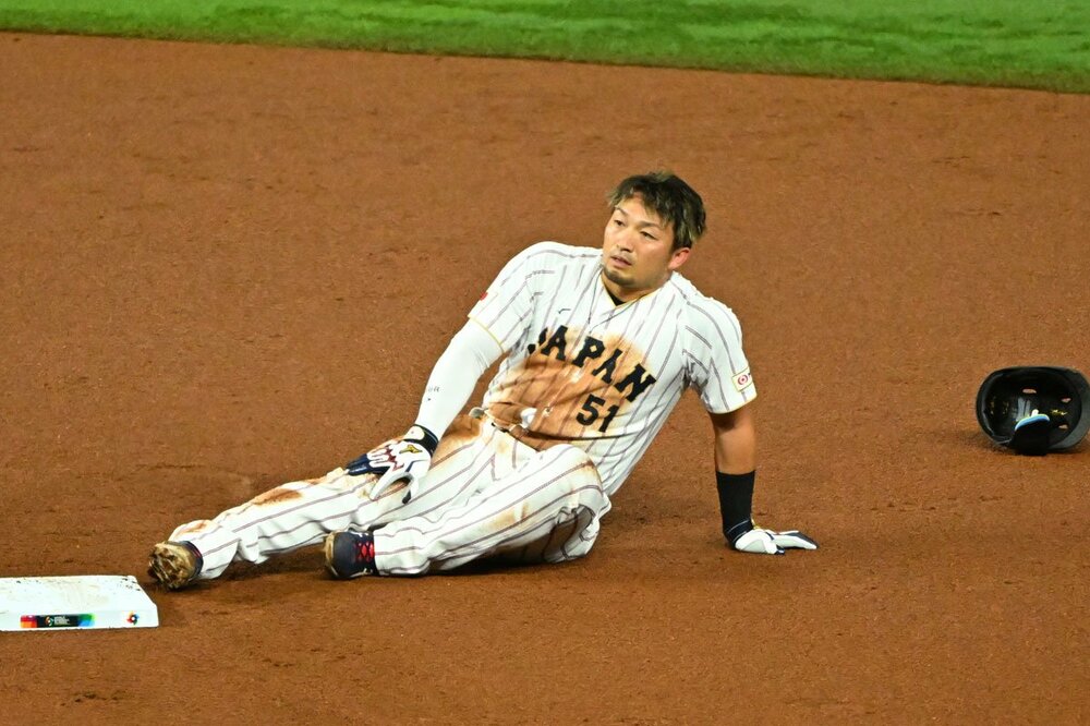 二盗に失敗し右ヒザを抑える鈴木誠也