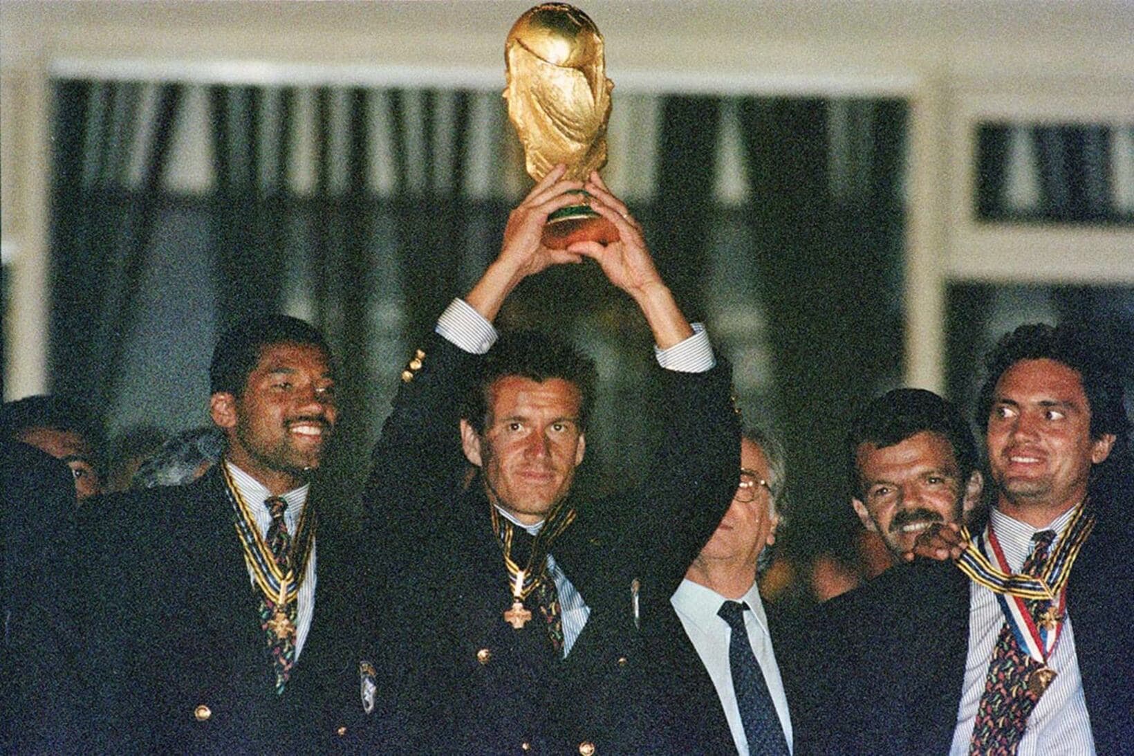 ブラジルの首都ブラジリアで行われた祝賀会、右からイタマール・フランコ大統領、ドゥンガ、ジルマール、ブランコ（1994年7月19日、ロイター）