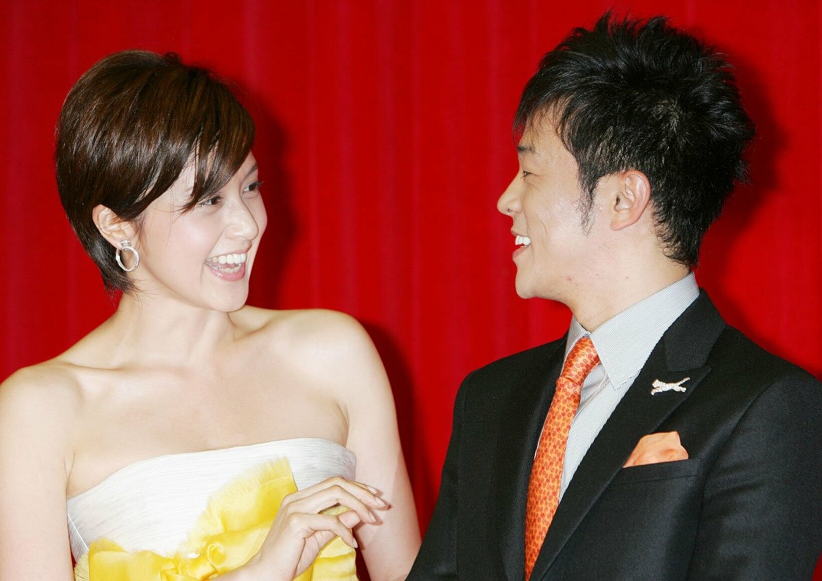 婚約会見を行った陣内智則(右)と藤原紀香（2006年）