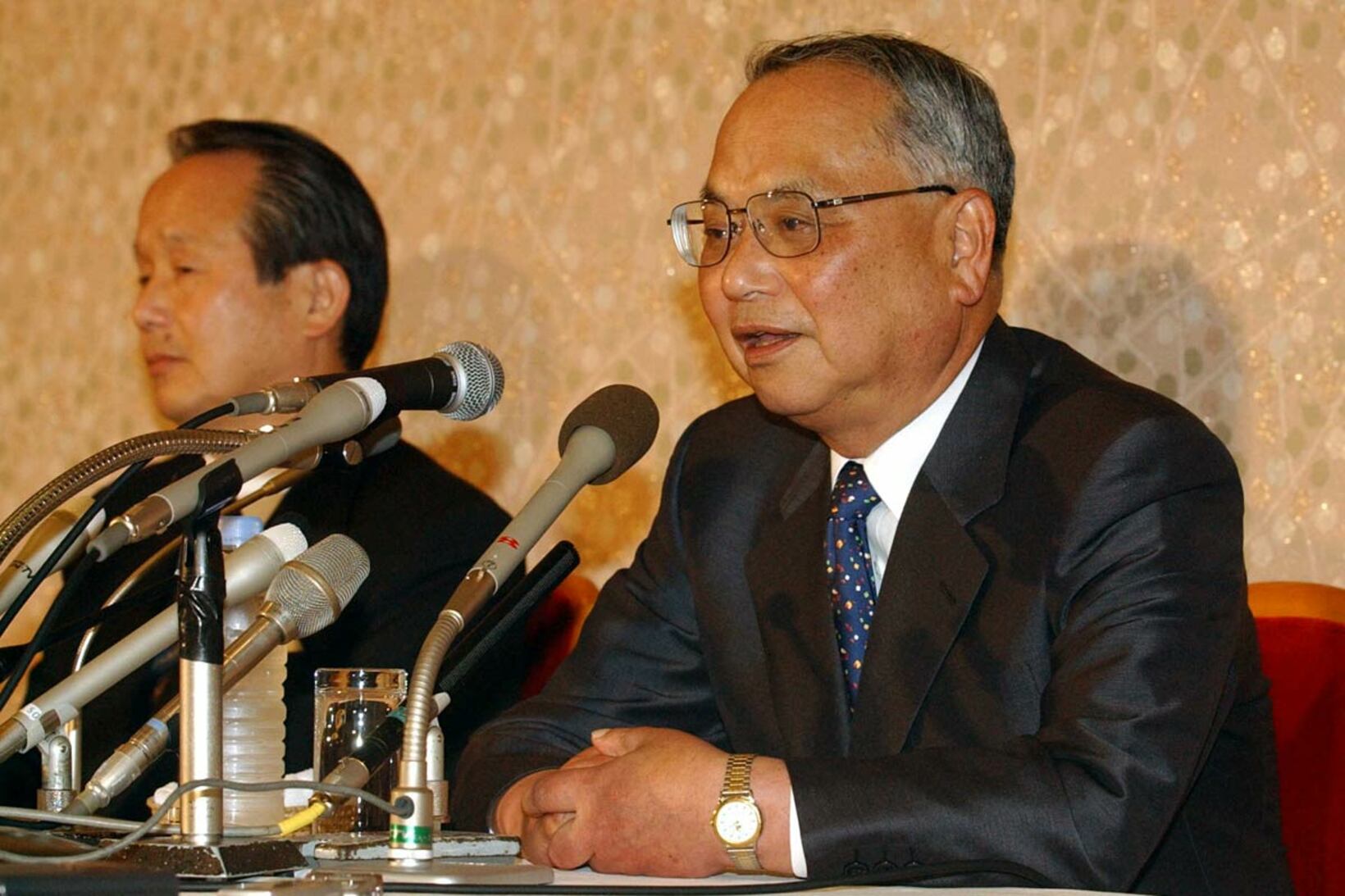 小林哲也球団社長（左）、近畿日本鉄道の山口昌紀社長（２００４年６月１３日）