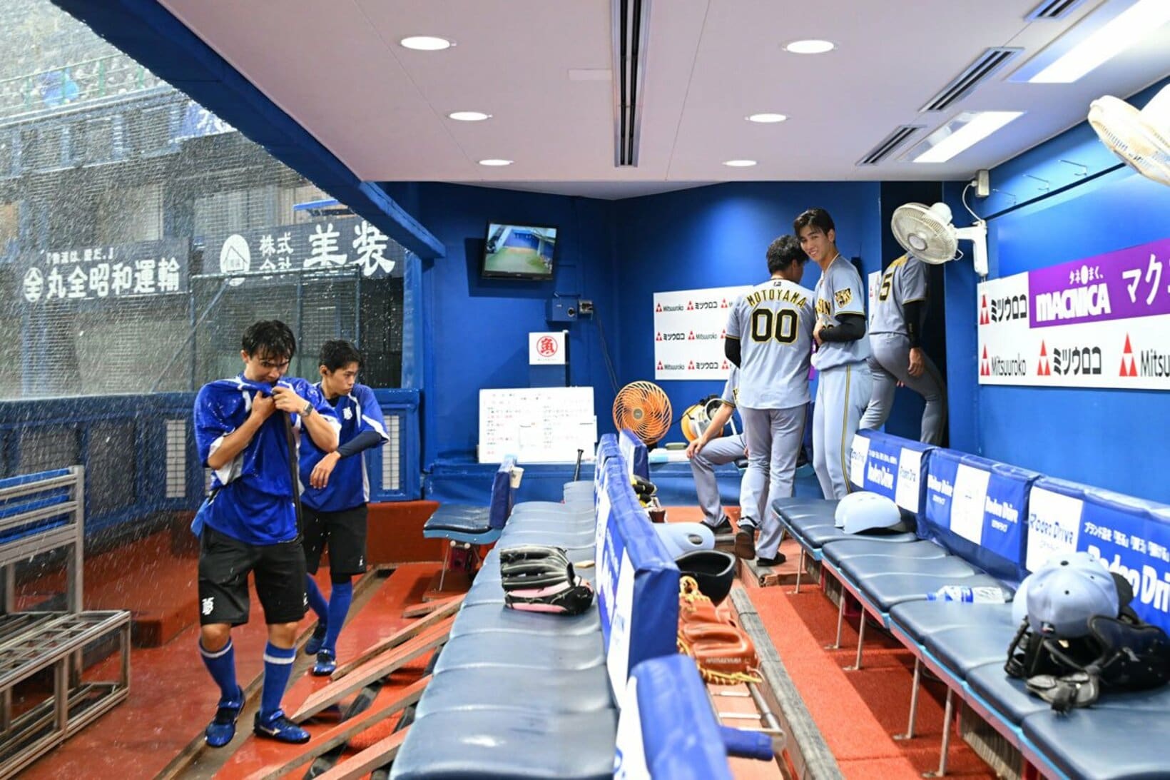 豪雨にベンチで苦笑いの阪神・今朝丸裕喜(右から２人目)