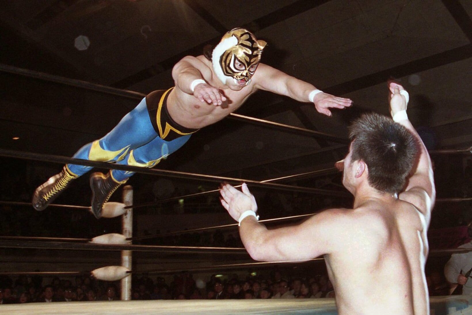 【写真】1996年 TAKAみちのく(右)にトペスイシーダを放つ4代目タイガーマスク